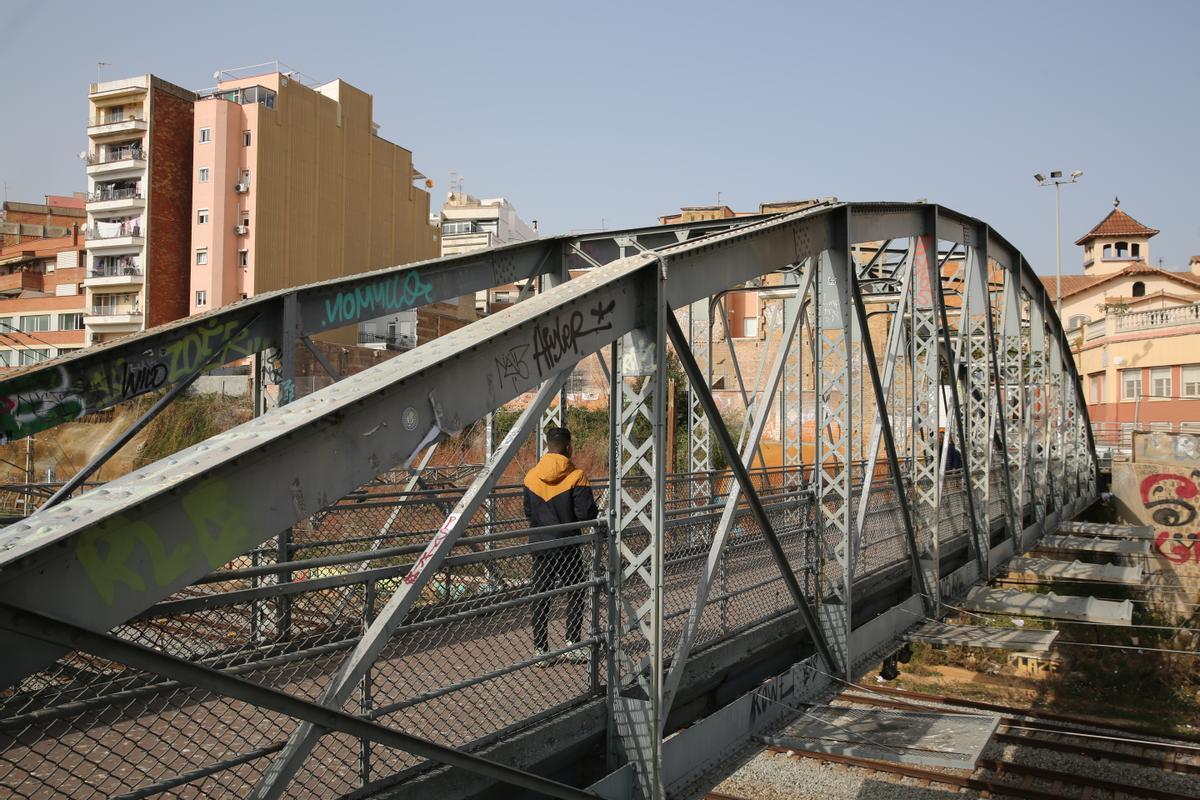 El histórico Pont den Jordà o Pont de la Torrassa de LHospitalet de Llobregat. Estado del puente y la degradación de sus alrededores