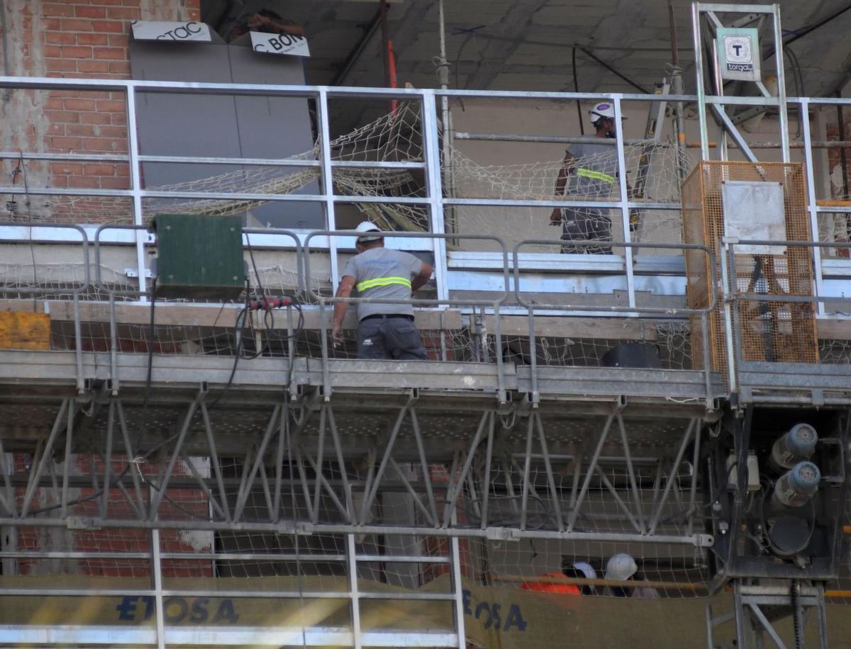 Una obra inmobiliaria en
Juan de Borbón, el 
año pasado. ISRAEL SÁNCHEZ | L.O.