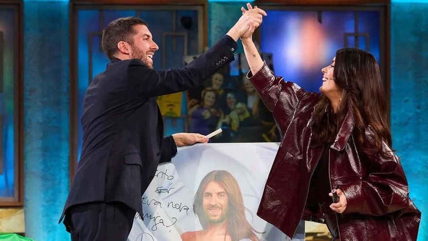 Dulceida y David Broncano durante su visita a 'La Revuelta'