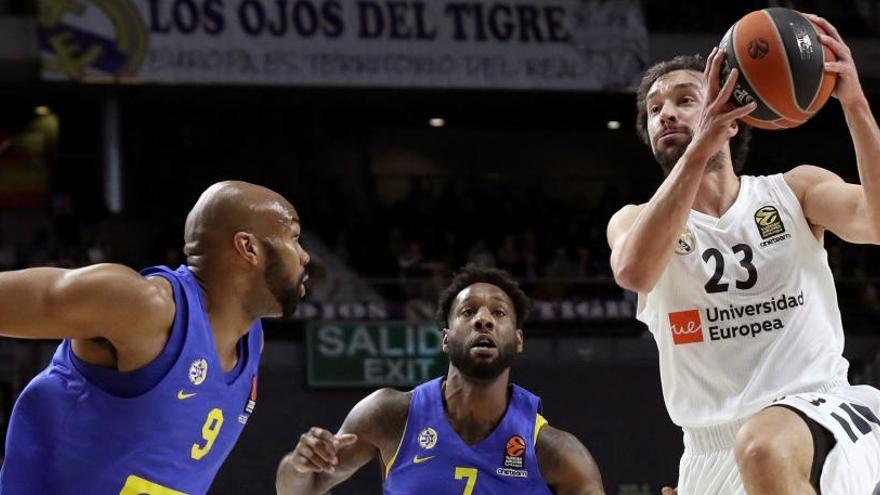 Sergio Llull, ante el pívot Alex Tyus.