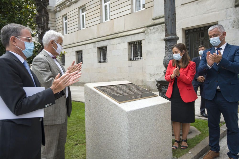 Unha placa na praza de Galicia conmemora a primeira sentencia en galego