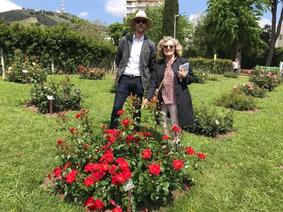 Matilde Ferrer y su hijo en el Parque Cervantes de Barcelona, con la rosa.