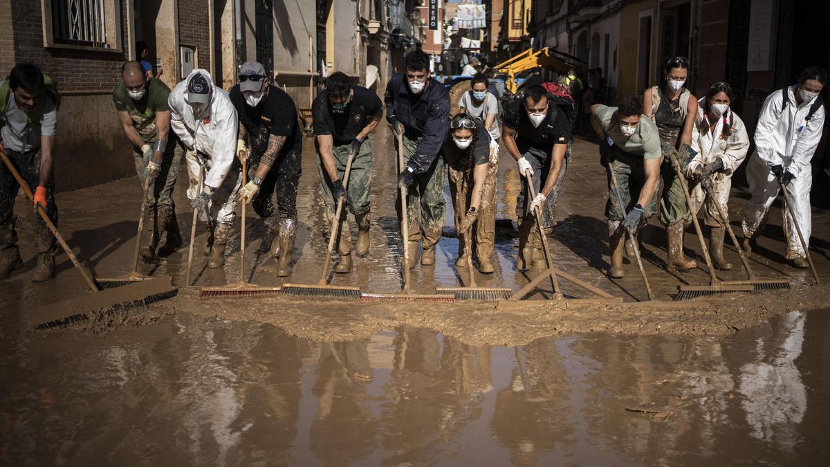 El voluntariat en Paiporta 13 dies després de la dana del 29 d’octubre.