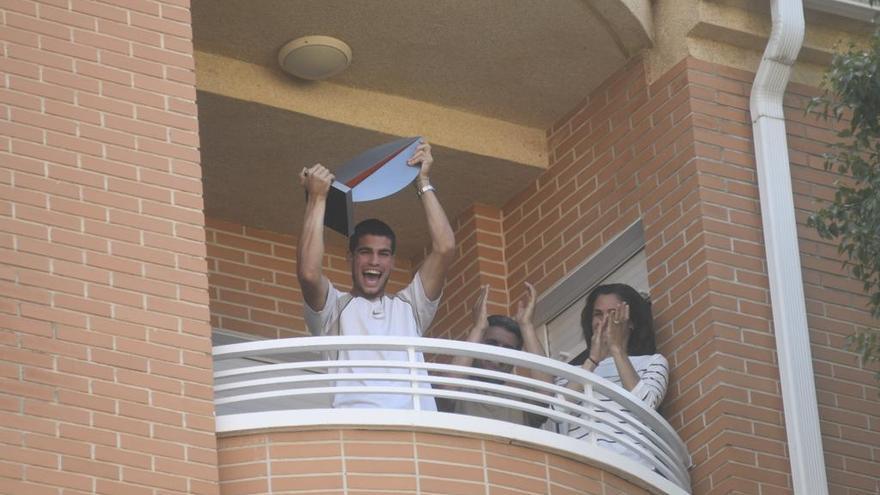 Carlos Alcaraz saluda desde el balcón de su casa a los quinientos vecinos de El Palmar congregados en su puerta