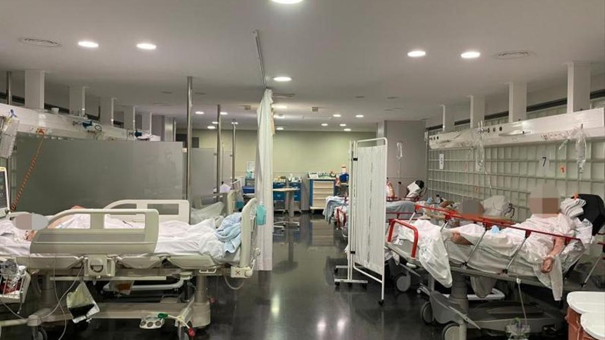 Imagen de este sábado de urgencias de Son Espases, con pacientes de avanzada edad esperando cama.