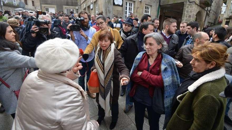 Una discusión entre el público a la salida de la sesión. // G. Santos