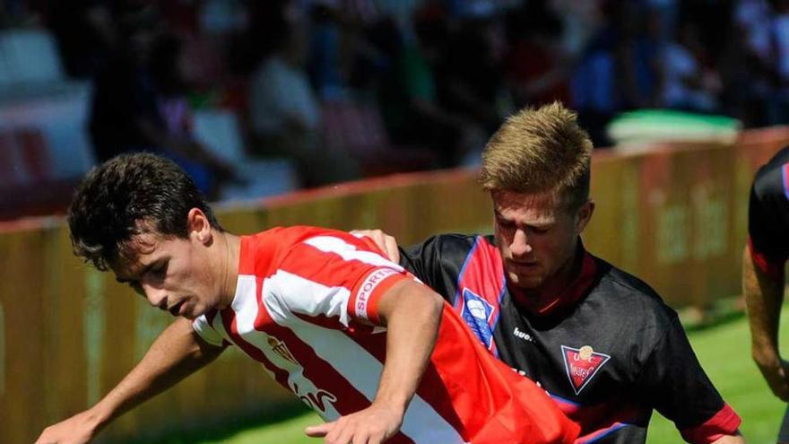 Jaime Santos protege el balón en el duelo ante el Ceares.