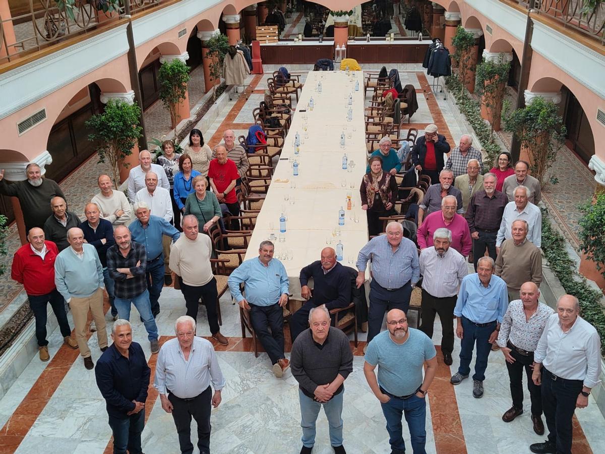 Los asistentes a la comida de los antiguos empleados de Lagisa.