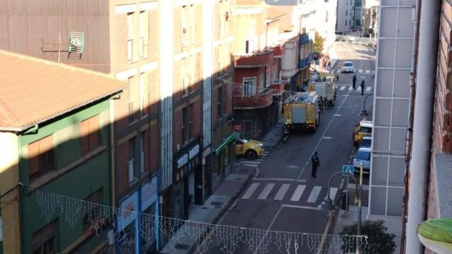Varios vehículos de Bomberos ante el edifico en el que se produjo la explosión.
