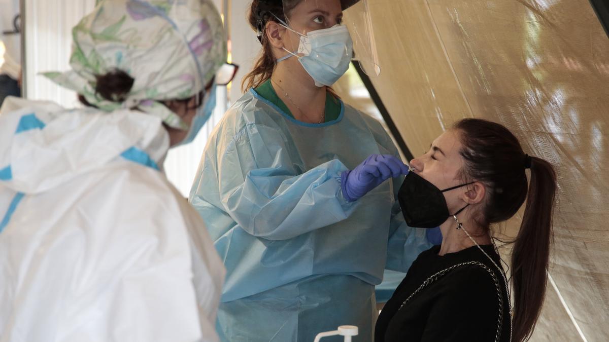 Una joven se somete a una PCR durante un cribado masivo en León.
