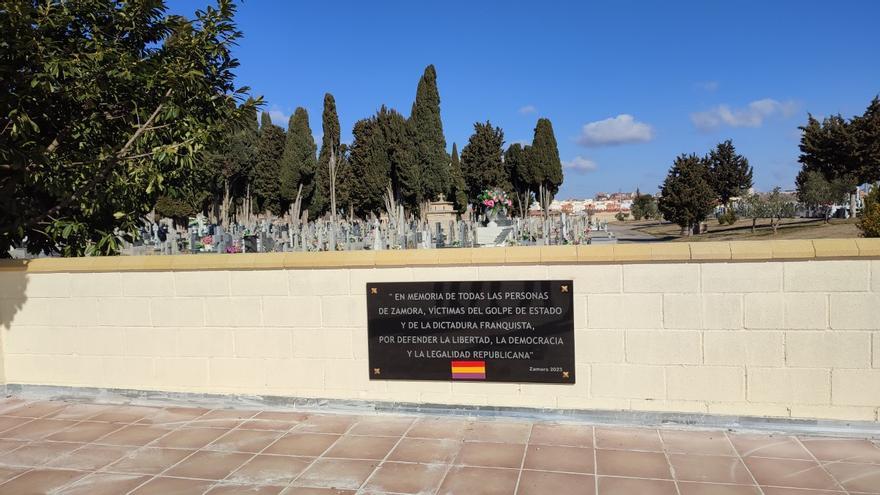 Zamora homenajea en su cementerio a las víctimas del franquismo y defensores de la República