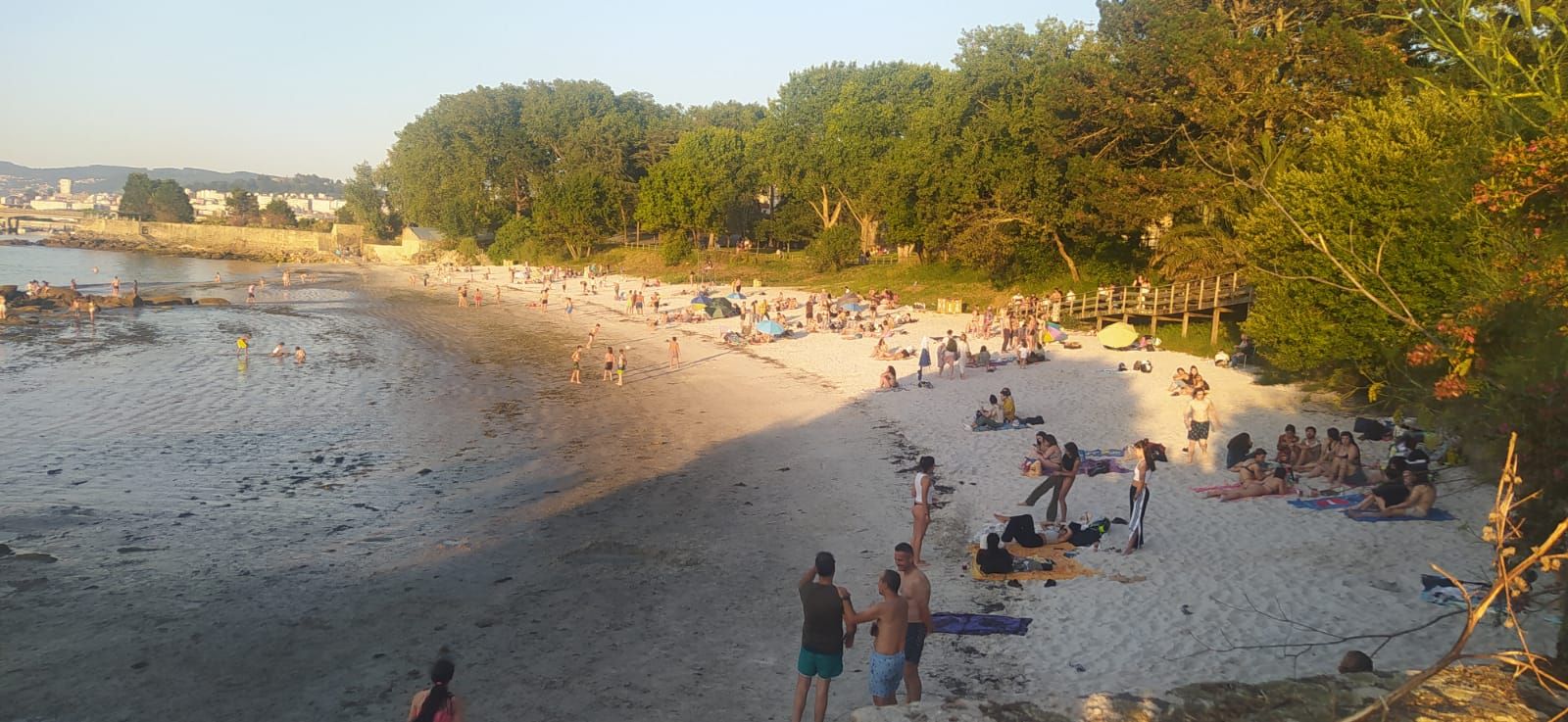 Ambientazo en las playas y plazas llenas para celebrar la noche meiga