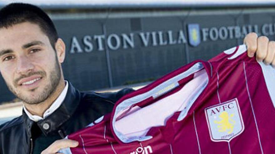 Carles Gil fichó en 2015 por el Aston Villa.