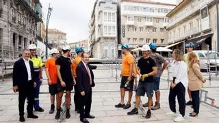 Vigo 'escoltará' su árbol gigante de Navidad con otros ocho de ocho metros