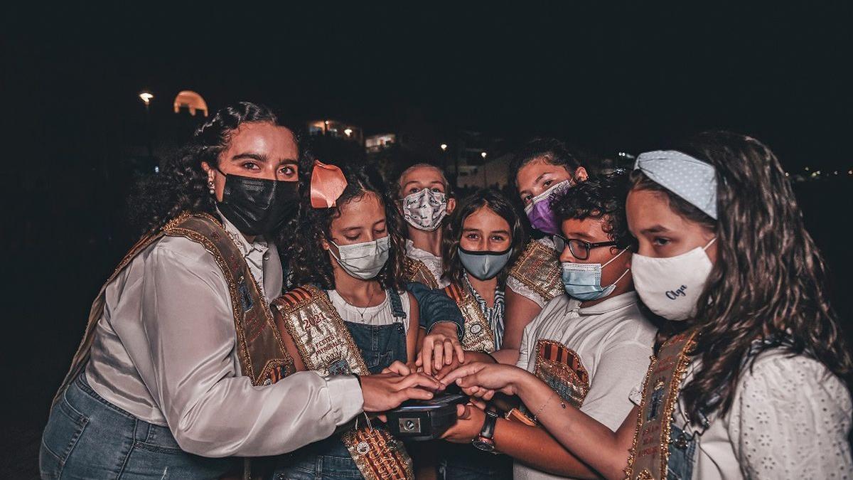 La corte de honor de reinas y damas de Alcossebre cierra las fiestas patronales con el tradicional disparo de fuegos artificiales.