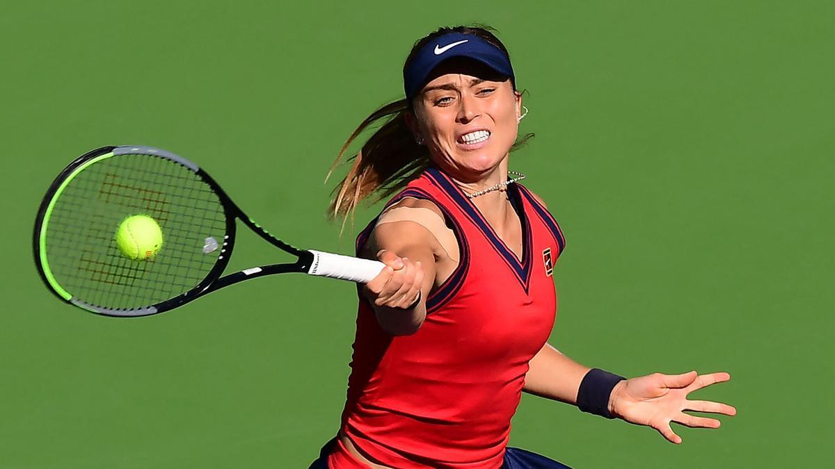 Paula Badosa devuelve la pelota a Victoria Azarenka en la final de Indian Wells