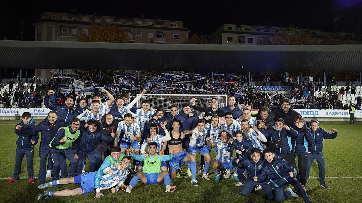 Los jugadores del CF Talavera celebran la victoria ante el Málaga CF tras el partido de segunda ronda de Copa del Rey que los dos equipos jugaron este miércoles en Talavera de la Reina.