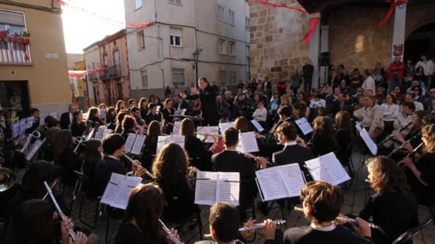 Un instante de la actuación de la Banda de Zamora, ayer, en la plaza de San Antolín.