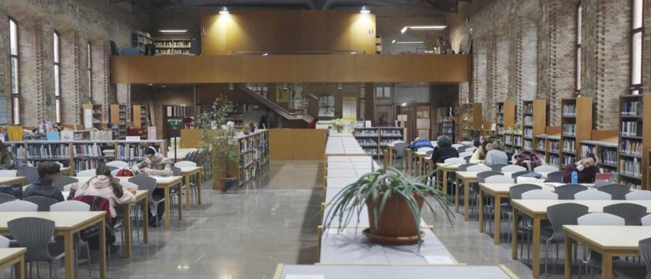 Biblioteca de la Petxina, ubicada en el antiguo matadero de animales.