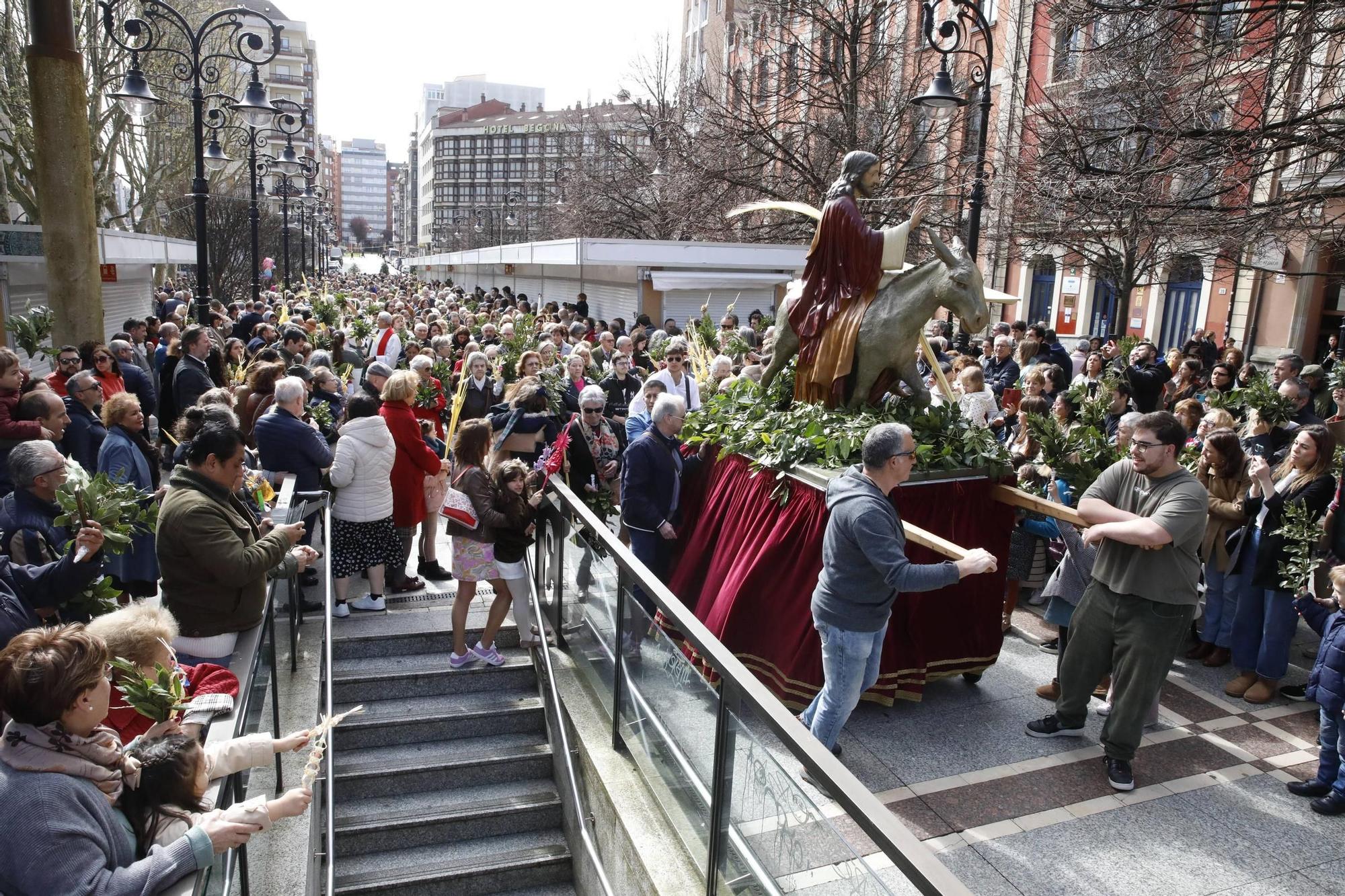 EN IMÁGENES: Gijón procesiona para celebrar el Domingo de Ramos