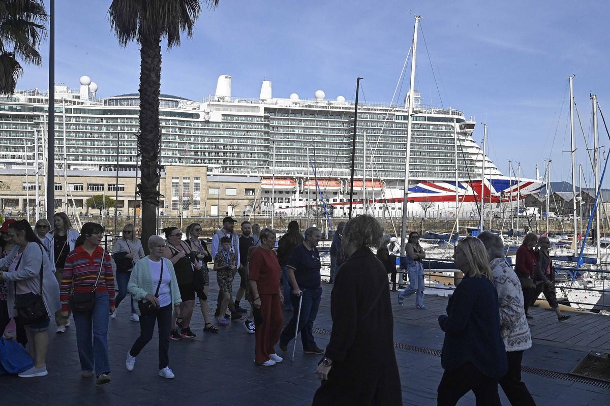Turistas en A Laxe esta semana, con un crucero atracado en el Muelle de Trasatlánticos.