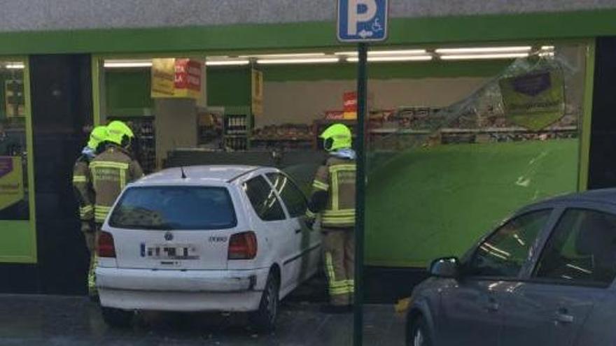 Encasta el seu cotxe en un aparador quan aparcava