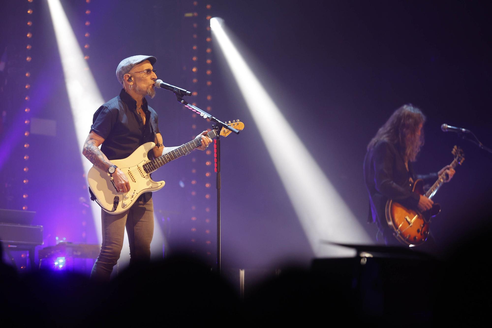 Fito y Fitipaldis llena de rock el Mar de Vigo en su versión más íntima