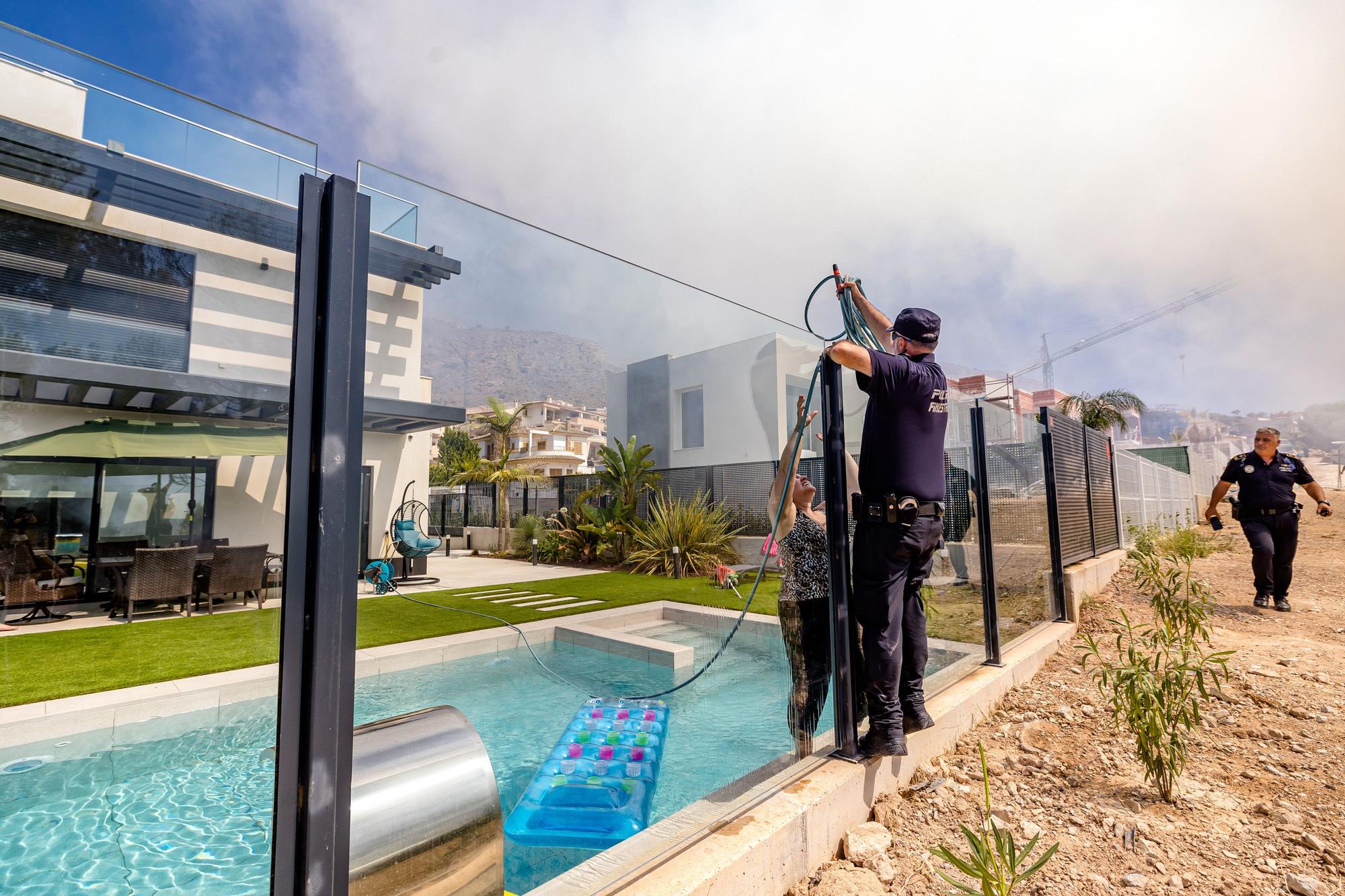 Incendio en Finestrat junto a la urbanización Sierra Cortina y el vial a Terra Mítica