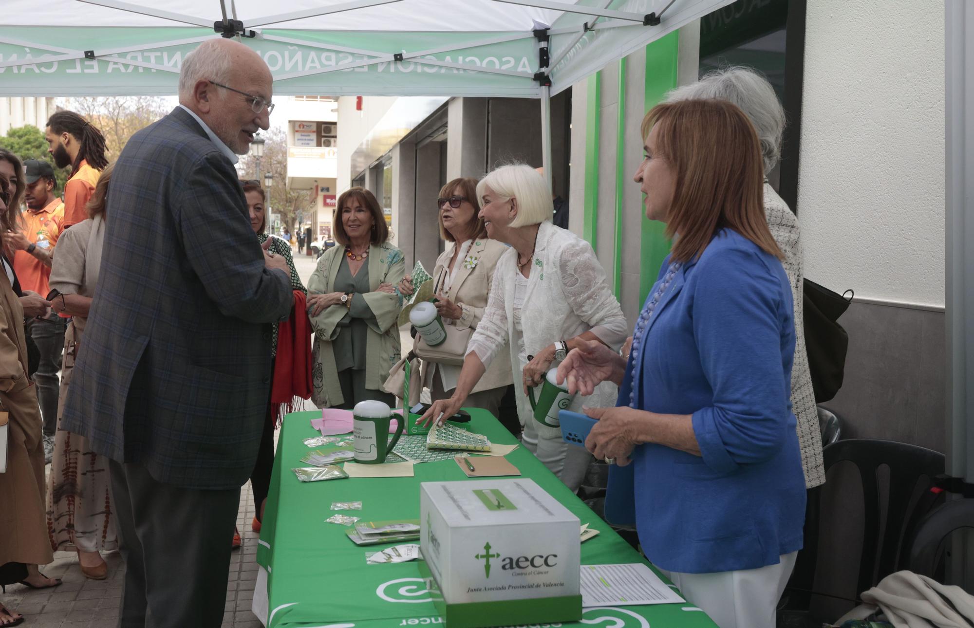 Mesa de cuestación contra el cáncer con Valencia Basket, Juan Roig y Hortensia Herrero