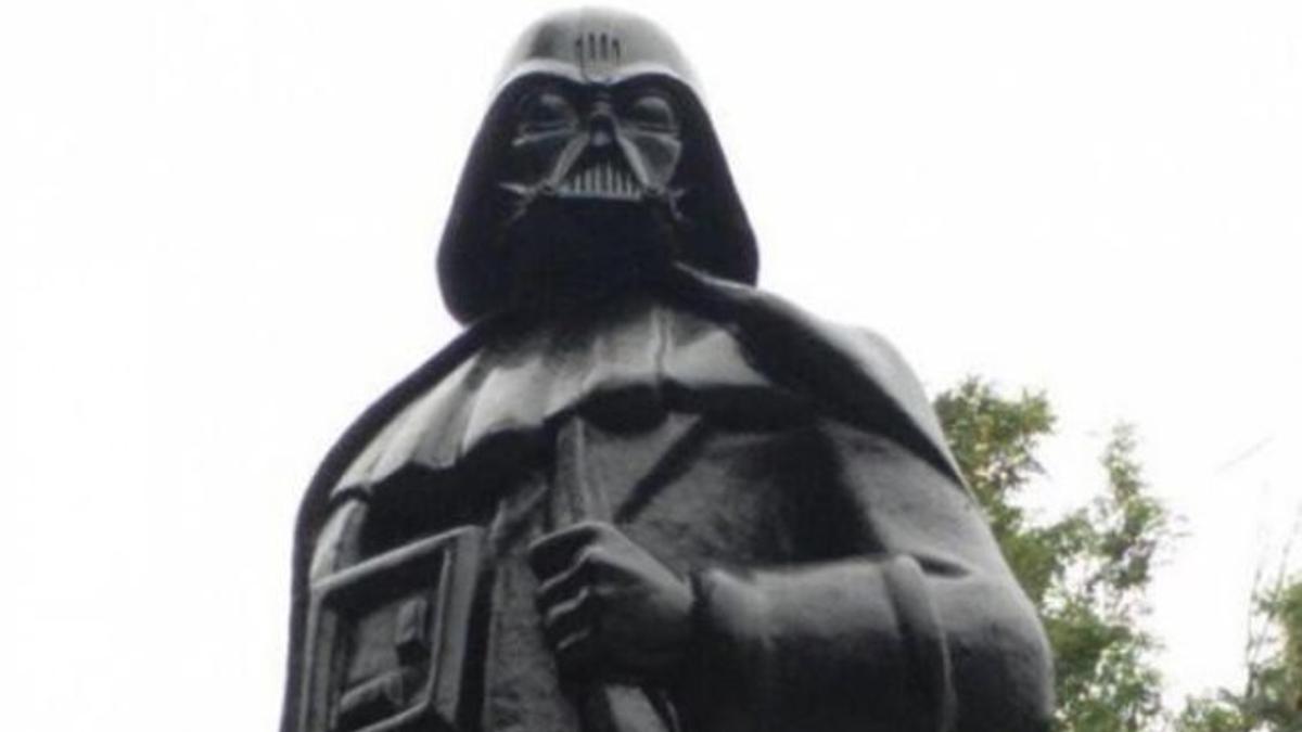 Detalle de la nueva estatua de Darth Vader, en Odesa.