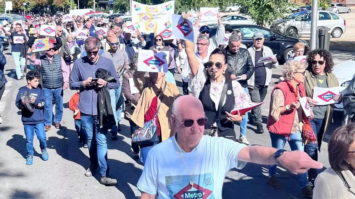 Nueva cacerolada en Las Águilas para solicitar una estación de Metro: "Tardamos 50 minutos en llegar al centro"