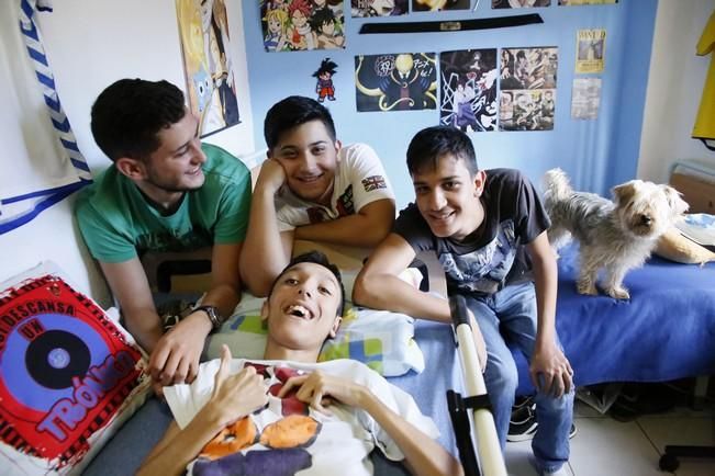 Delia Padrón  Brian Servando, un joven con parálisis cerebral que vive con dolores y sin poder moverse de la cama a la espera de ser operado , junto a sus hermanos