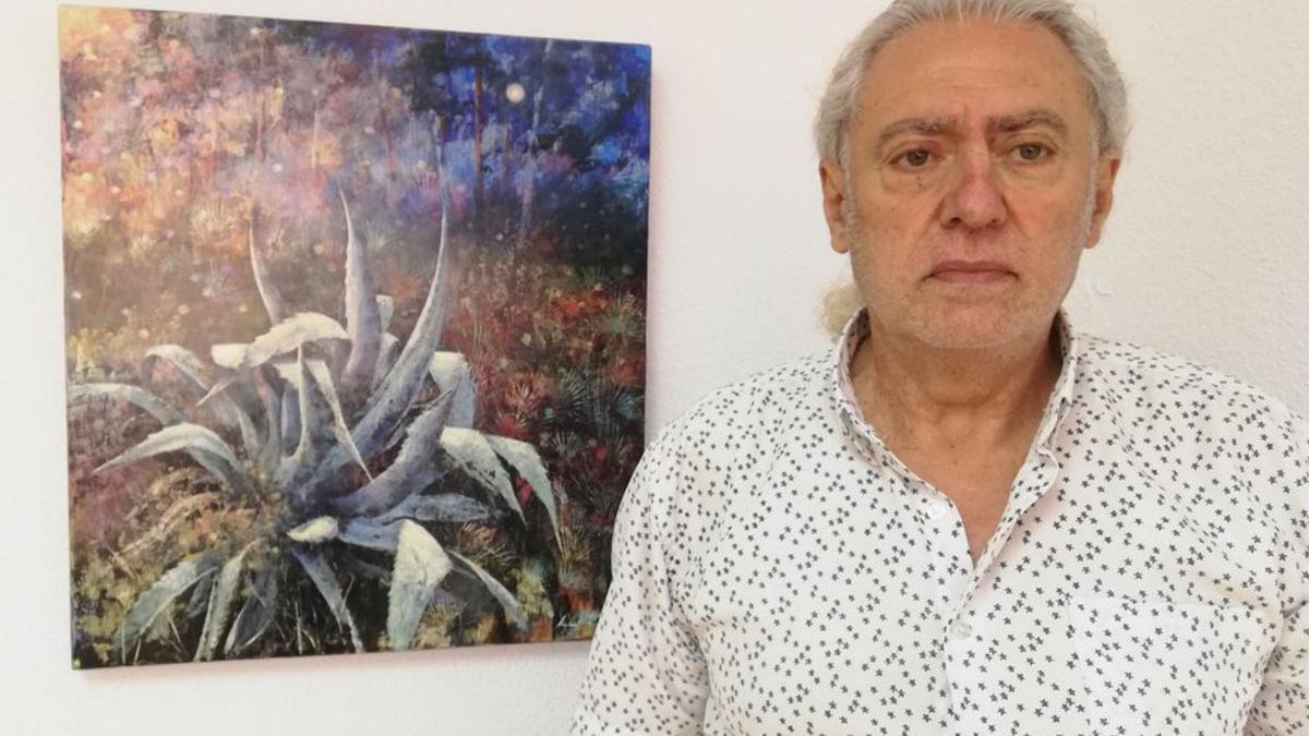 Rafael Terrés posa junto a una de sus obras. | L. O.