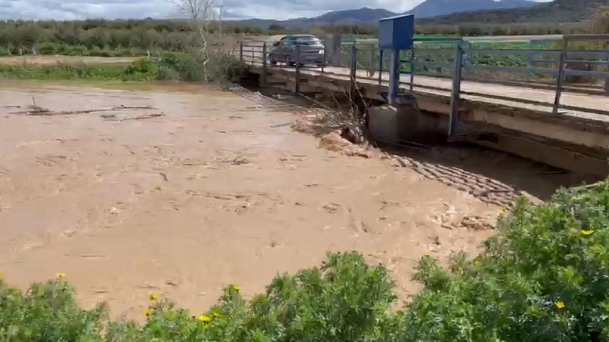 El río Guadalhorce también se ha desbordado ya a la altura de Bobadilla, en Antequera.