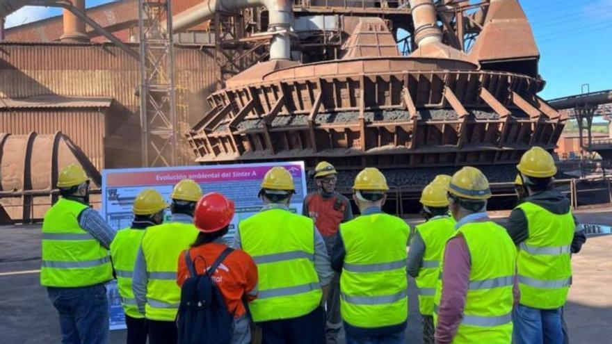 Representantes vecinales, del Ayuntamiento de Gijón y de la Universidad visitaron la mejora del sínter A de ArcelorMittal en Veriña.