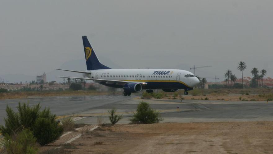 Un avión de la compañía Ryanair, en el aeropuerto de San Javier