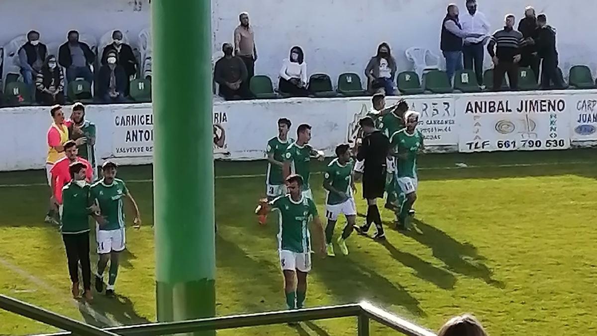 Los jugadores del Valverdeño celebran un gol en un partido anterior.