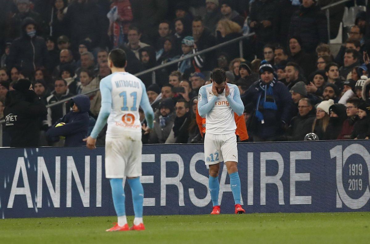 NOG. Marseille (France), 25/01/2019.- Kevin Strootman (R) of Olympique Marseille reacts after being hit by a projectile during the French Ligue 1 soccer match between Olympique Marseille and Lille OSC at the Velodrome Stadium in Marseille, southern France, 25 January 2019. (Francia, Marsella, Roma) EFE/EPA/GUILLAUME HORCAJUELO
