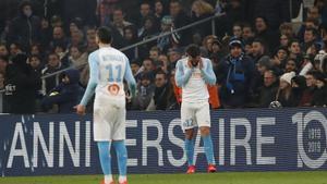 NOG. Marseille (France), 25/01/2019.- Kevin Strootman (R) of Olympique Marseille reacts after being hit by a projectile during the French Ligue 1 soccer match between Olympique Marseille and Lille OSC at the Velodrome Stadium in Marseille, southern France, 25 January 2019. (Francia, Marsella, Roma) EFE/EPA/GUILLAUME HORCAJUELO