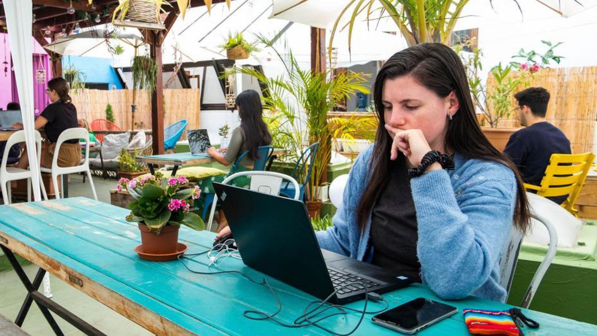 Una joven teletrabaja en un ‘coworking’ en la capital grancanaria. | | LP/DLP