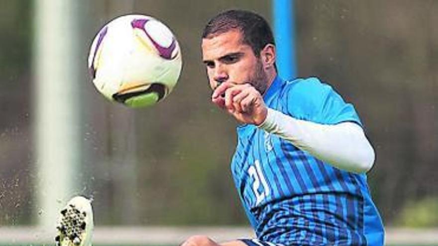 Nano toca el balón en un entrenamiento. | irma collín