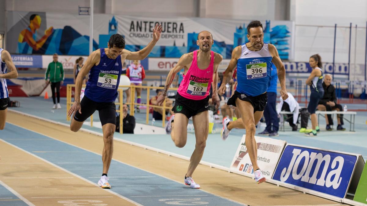 Juanra Pous, a la derecha, en el esprint final que le dio un nuevo título nacional