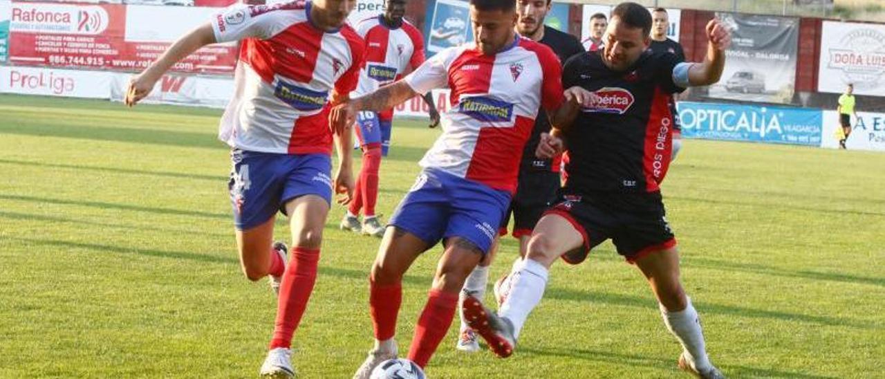 Vicente (derecha) pugna por un balón en A Lomba. |  // IÑAKI ABELLA