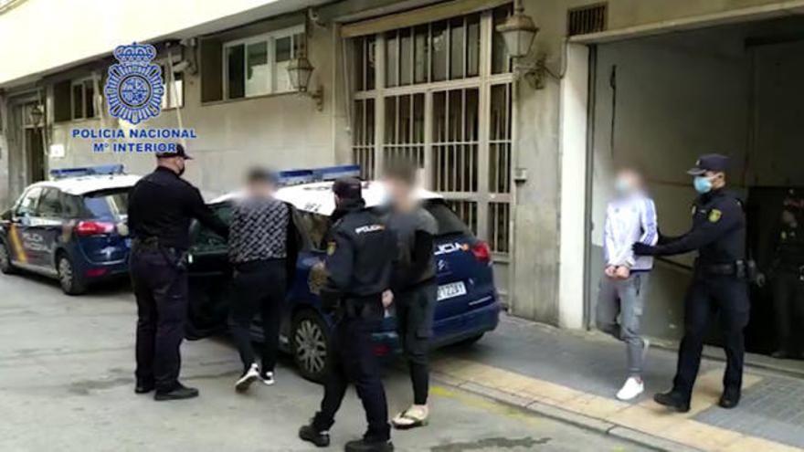 Tres detenidos por robar en dos supermercados de Benidorm con tapas de alcantarilla