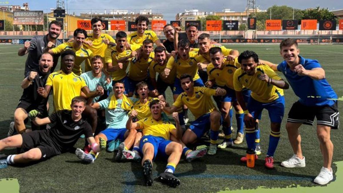 Los jugadores del Racing de Algemesí celebran la victoria contra el Torrent.