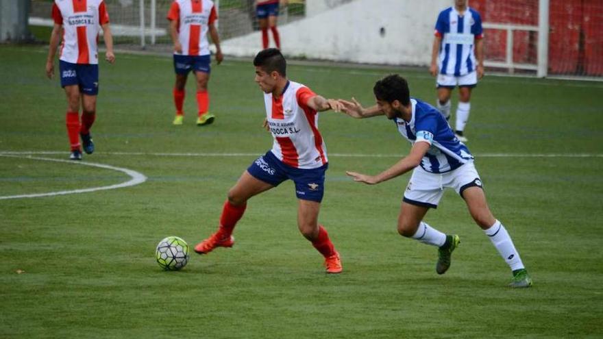 Un partido de esta temporada del Alondras Juvenil en el campo de O Morrazo. // Gonzalo Núñez