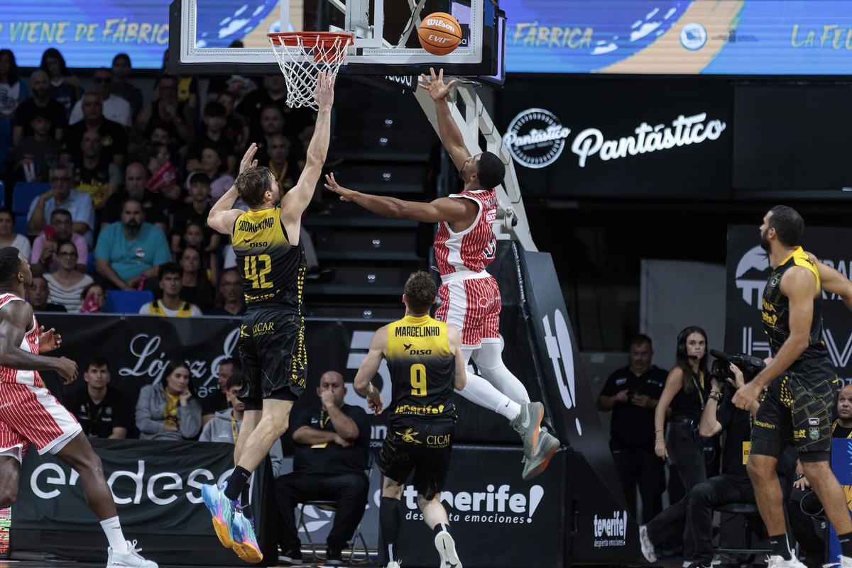 DeJulius entra a canasta en el partido La Laguna Tenerife-UCAM Murcia