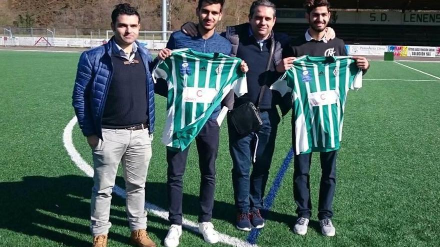 Por la izquierda: Juanjo Cabanillas, entrenador del Lenense-Proinastur; Asrar Rehbar; Rubén Hidalgo, gerente de Entry Professional Soccer, y Basit Ahmed, ayer en el campo del Lenense.