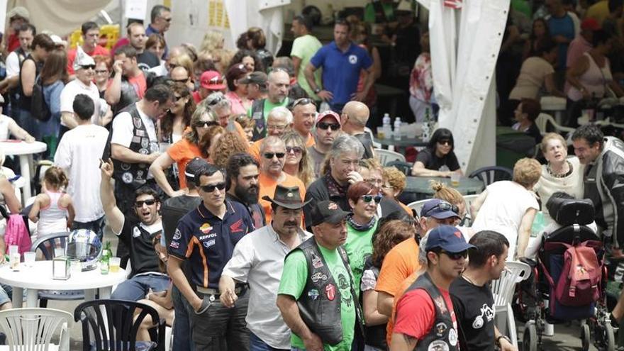 Cola de moteros, ayer, para acceder a la comida solidaria organizada por Astur Fénix.