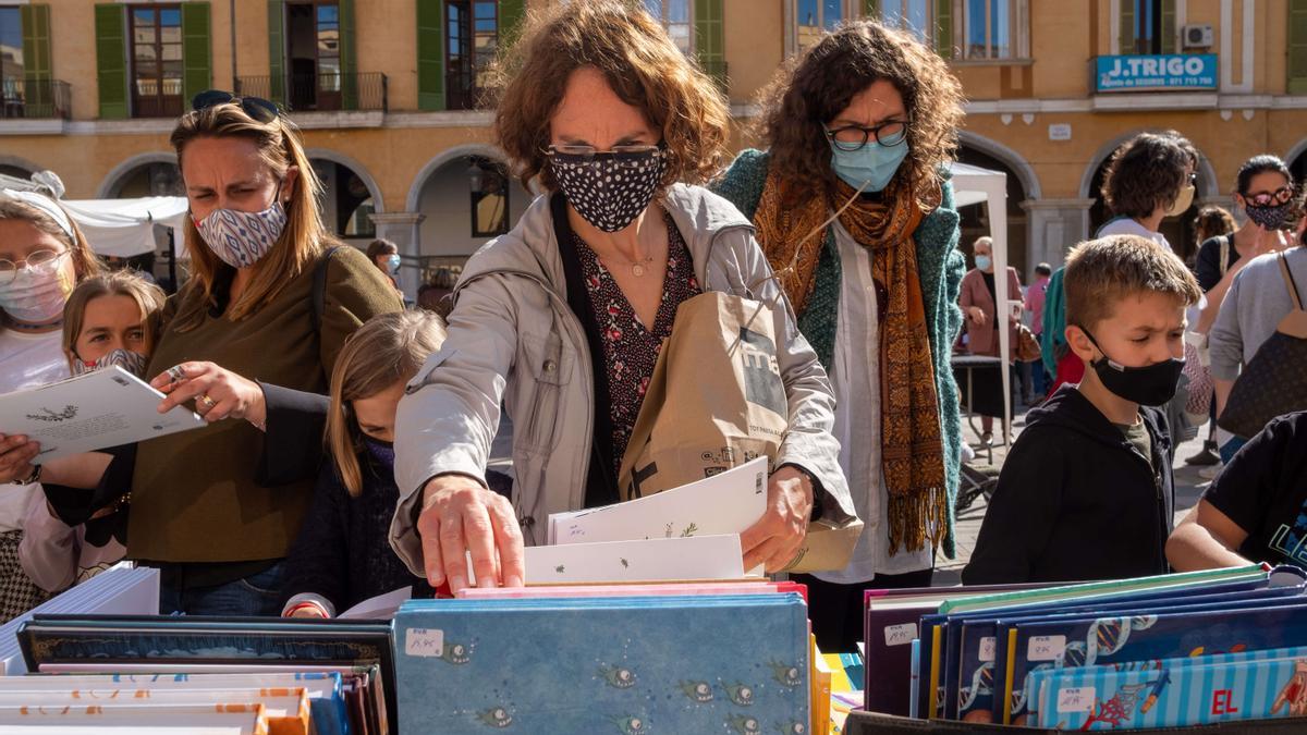 Sant Jordi arranca en Palma animado y con buen ritmo de ventas